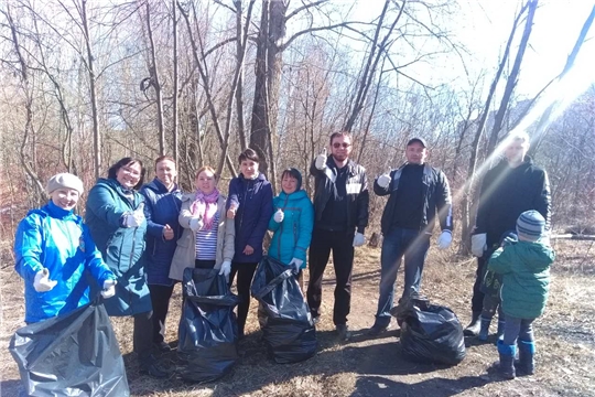 В рамках весеннего экологического месячника  активные жители Ленинского района привели в порядок территорию по ул. Ленинского Комсомола