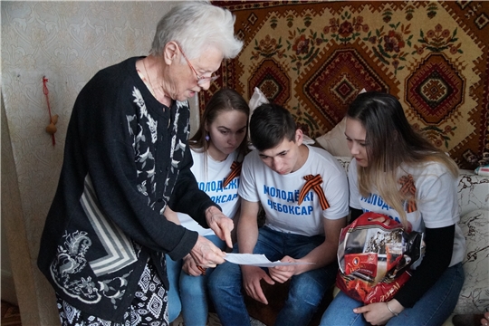 Акция «Чистые окна»: волонтерские молодежные бригады проводят уборку у ветеранов