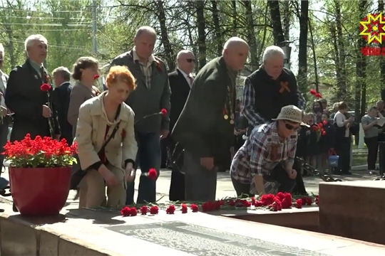 По традиции к Братской могиле возложили цветы.