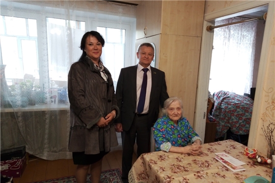 Депутат Чебоксарского городского Собрания депутатов Владимир Кузин поздравил ветеранов на дому