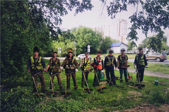 Благоустройство: в Ленинском районе Чебоксар проводятся работы по первому покосу травы