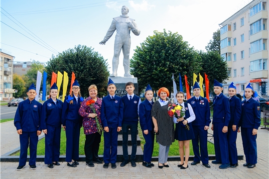 Возложение цветов к Памятному знаку в честь 25-летия первого полёта в космос лётчика-космонавта, генерал-майора авиации А.Г. Николаева и памятнику пионера космоса Ю.А.Гагарину