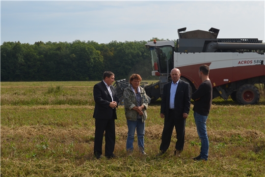 На полях Мариинско-Посадского района продолжается уборка зерновых культур