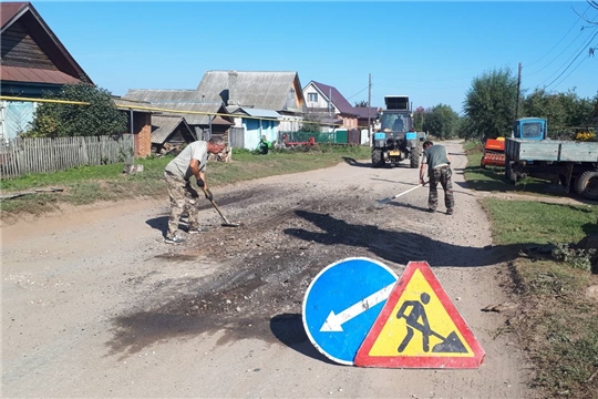 В Мариинско-Посадском районе продолжаются работы по ремонту дорог в поселениях