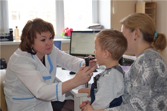 Мобильная бригада специалистов проконсультировала маленьких пациентов Батыревского района