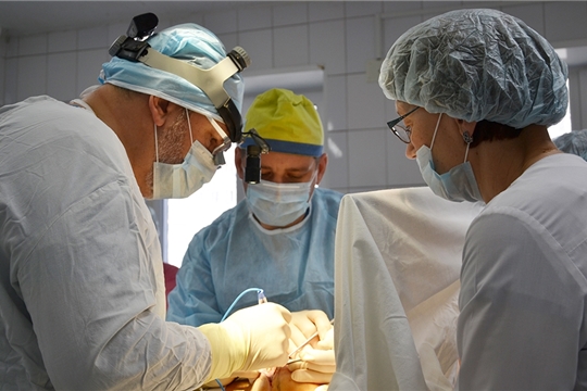 В ходе хирургического мастер-класса специалисты онкодиспансера провели пациентке реконструкцию утраченной молочной железы