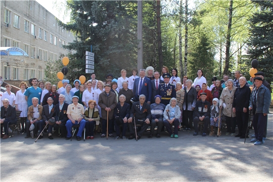 Министр здравоохранения Владимир Викторов поздравил ветеранов Великой Отечественной войны с Днем Победы