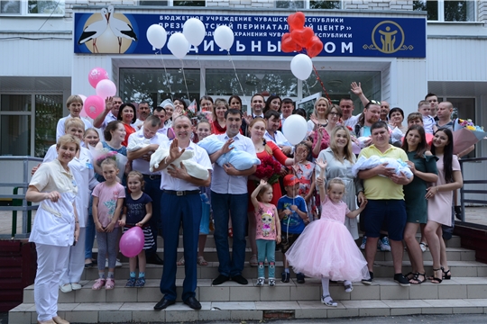 На торжественной выписке из роддомов республики вручили первые брошюры "Берегите детей"