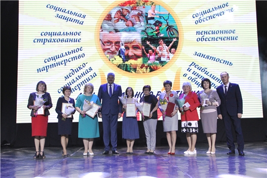 На торжественном мероприятии, посвященном Дню социального работника, наградили лучших сотрудников отрасли