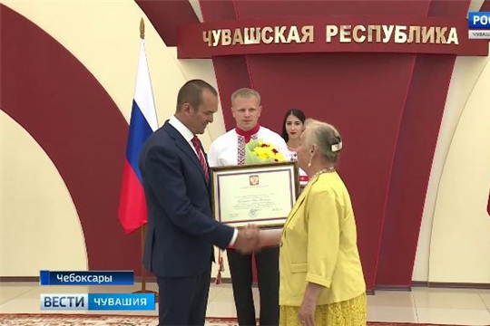 56 жителей Чувашии получили государственные награды в День Республики  Источник: http://chgtrk.ru/news/23453