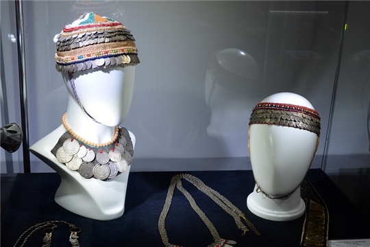 В Чувашском национальном музее сотрудники Пробирной палаты провели экспертизу музейных экспонатов из драгоценных камней и металлов