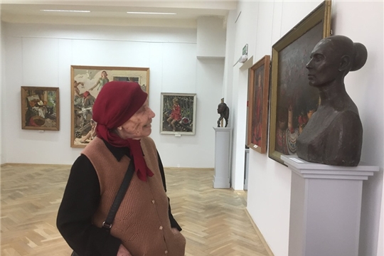 Народная артистка СССР Вера Кузьмина посетила выставку Анатолия Рыбкина