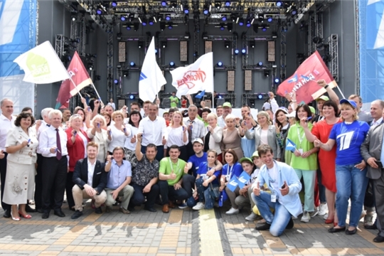 Акция Первого канала «Стань первым» в Чебоксарах официально открылась на Красной площади вручением подарков