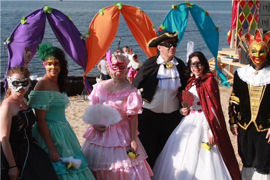 В городе Мариинский Посад состоялось театрализованное представление в стиле венецианского карнавала