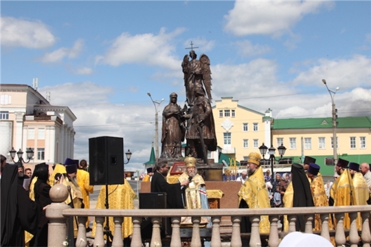 На площади у памятника святым благоверным Петру и Февронии Муромским в г. Чебоксары совершен молебен