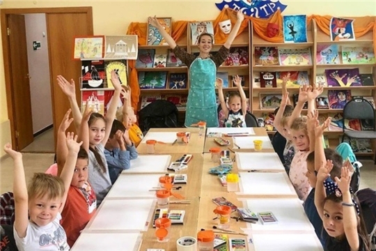 В Чувашской республиканской детско-юношеской библиотеки проходит курс по рисованию «Перевернем Этот Мир»