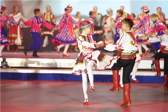 Программа празднования 550-летия города Чебоксары завершилась театрализованным представлением