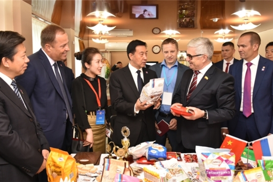 Член Госсовета КНР Ван Юн высоко оценил продукцию кондитерской фабрики «АККОНД»