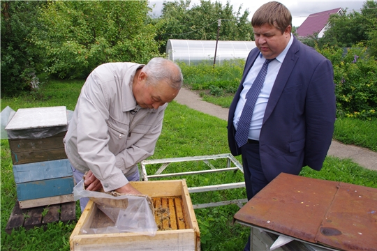 Заместитель министра сельского хозяйства Чувашской Республики Денис Паспеков встретился с пчеловодами Цивильского района.
