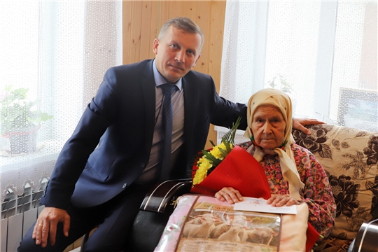 Глава администрации Комсомольского района Александр Осипов поздравил ветерана труда А.М. Герасимову с 90-летием