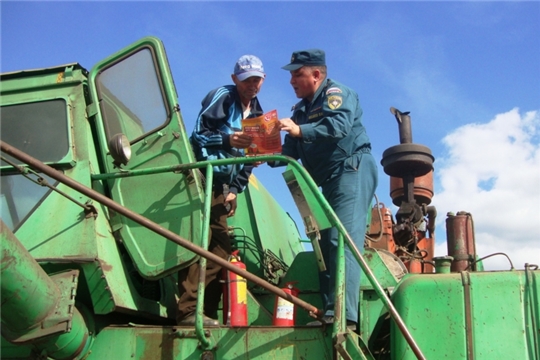 Пожарные и специалисты Гостехнадзора проводят проверки сельхозтехники, задействованной в уборке урожая