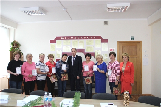 Министр Сергей Димитриев вручил сертификаты об окончании обучения на проекте «Бабушка и смартфон»
