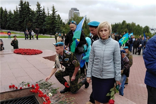 Заместитель министра Алина Кузнецова приняла участие в возложении цветов к Вечному огню по случаю Дня Воздушно-десантных войск