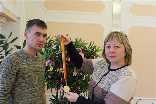 «Дерево новорожденных» пополнилось новыми игрушками в отделе ЗАГС Ядринского района