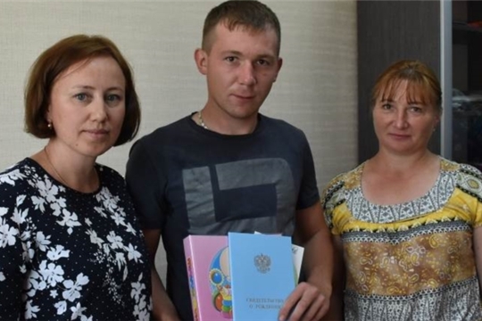 В Международный день семьи в отделе ЗАГС администрации Аликовского района состоялась торжественная регистрация новорожденных
