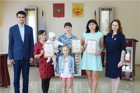 В Вурнарском районе многодетным семьям вручили сертификаты на земельные участки