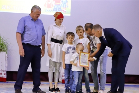 В Комсомольском районе в рамках празднования Международного дня защиты детей многодетным семьям вручили сертификаты на земельные участки