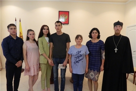 В отделе ЗАГС Янтиковского района состоялась беседа священнослужителя с будущими молодоженами в рамках реализации проекта «Сохраним семью»