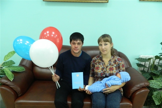 Накануне празднования Дня Российского флага в Янтиковском районе состоялась торжественная регистрация 50-го новорожденного
