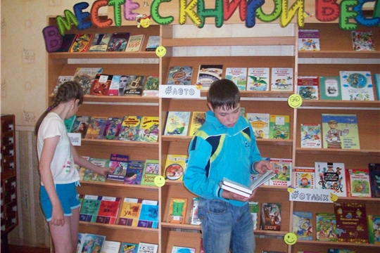 Обзор книжной выставки «Вместе с книгой веселей» в Моргаушской детской библиотеке им. А. Г. Николаева