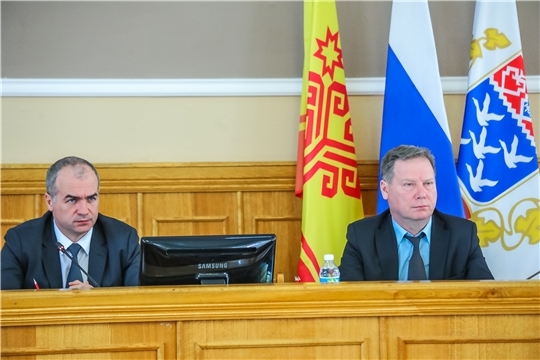 На городской планерке наградили муниципальных служащих, обсудили организацию субботников и Пасхальных мероприятий, работу электронного магазина