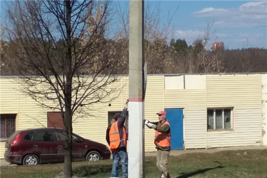 Жилищно-коммунальные службы приступили к покраске ограждений и опор освещения