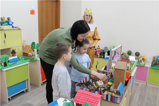 В детском саду № 22 г. Чебоксары отрылась выставка театральных макетов «Играем в сказку»
