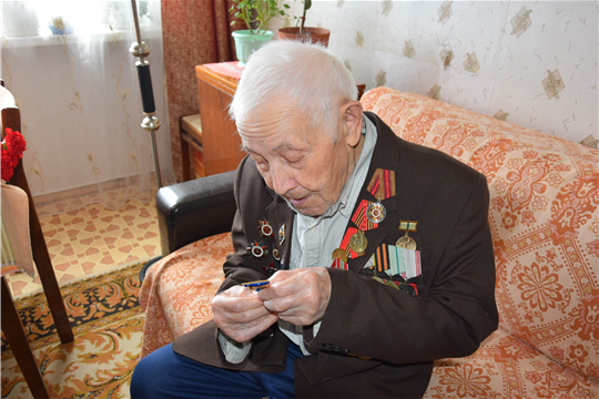 Депутат ЧГСД Дмитрий Никоноров вручил юбилейную медаль «В память о 550-летии города Чебоксары» Ипатию Ильину