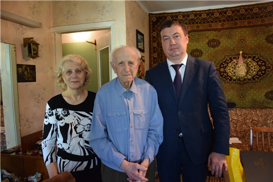 В канун Дня Победы глава администрации Московского района г. Чебоксары Андрей Петров поздравил ветеранов на дому