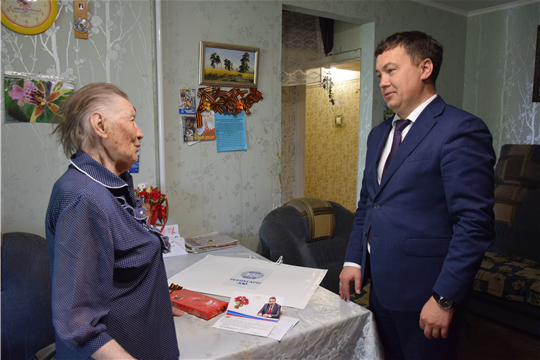 В канун Дня Победы глава администрации Московского района г. Чебоксары Андрей Петров поздравил ветеранов на дому