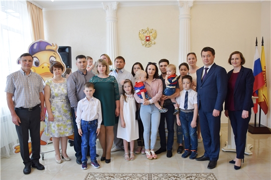 В торжественной обстановке вручили удостоверения многодетным семьям Московского района г. Чебоксары