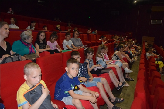 В преддверии Международного дня защиты детей подростки Московского района посмотрели спектакль «Маленький принц»