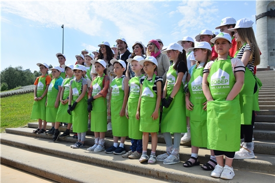 Десант Первого канала вместе с юными чебоксарцами высадили клумбу с цифрой 1 у Монумента Матери