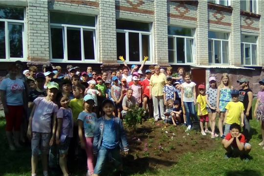 В ТОС «Уруковский» посадили символичную цветочную клумбу «Дружные соседи»