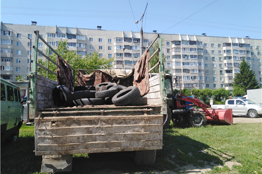 Во дворах Московского района г. Чебоксары ведется работа по утилизации автомобильных шин