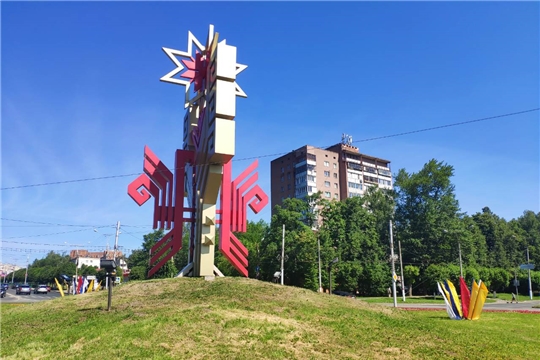 Ко Дню России жилищно-коммунальные службы Московского района создают праздничный антураж