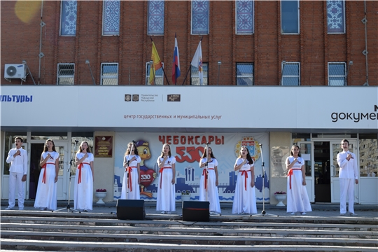 Трогательно и радушно прошел на площадке перед Дворцом культуры «Салют» праздничный концерт «Моя Россия»
