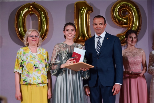 Михаил Игнатьев вручил аттестаты лучшим выпускникам чебоксарского четвёртого лицея