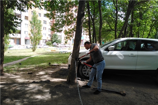 В Московском районе г. Чебоксары регулярно проводится работа по демонтажу блокираторов на гостевых парковках
