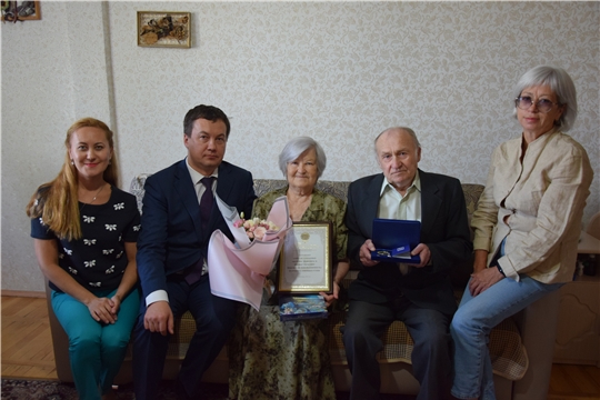 «550 историй о Чебоксарах»: супругам Горбуновым, прожившим в браке 60 лет, вручена медаль «За любовь и верность»